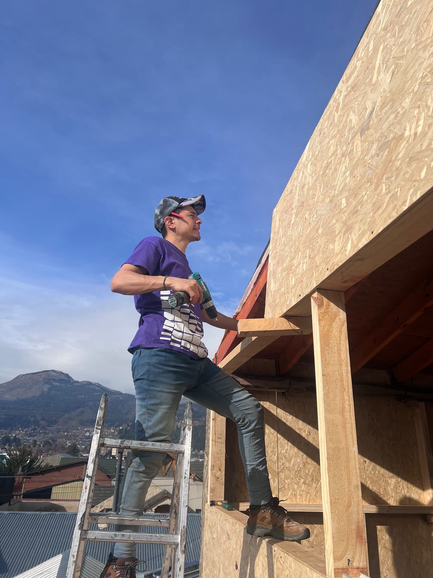 Brian Paredes trabajando en la estructura de una obra en Esquel
