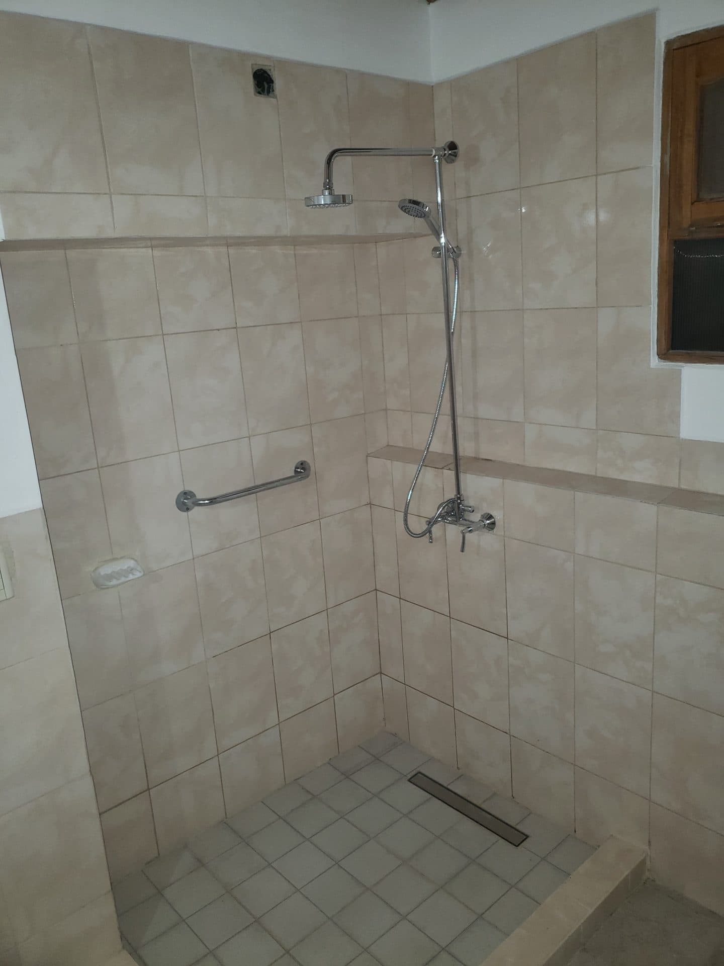 Baño accesible para restaurante